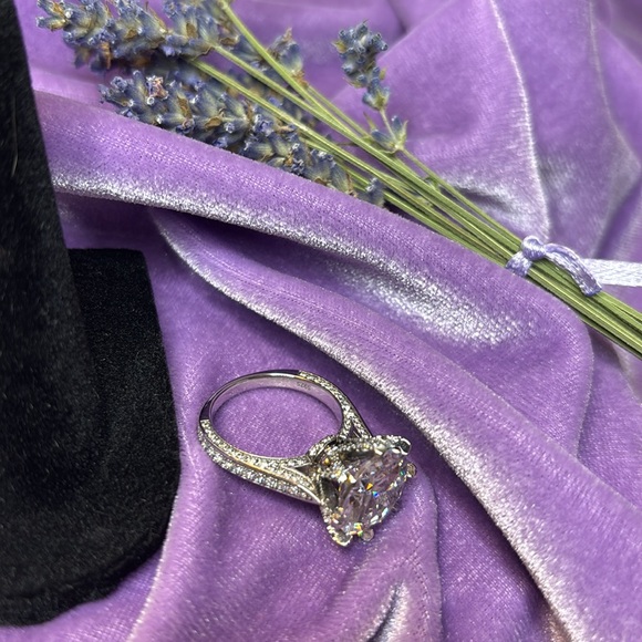 π βοΈ π Magical describes it! Travel Ring For A Queen π Glorious 6 carats. #EA42 - Picture 5 of 12